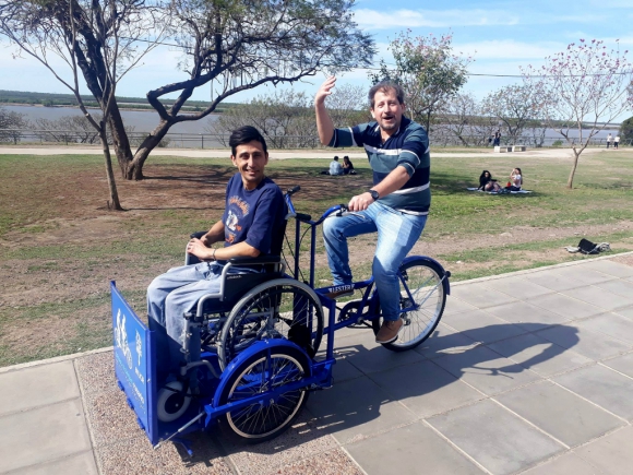 El modelo es un triciclo con una plataforma que permite asegurar una silla de ruedas. Foto: Cortesía Lester Bikes